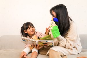 Anak dan orang tua membaca buku