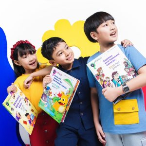 Anak dengan buku sains