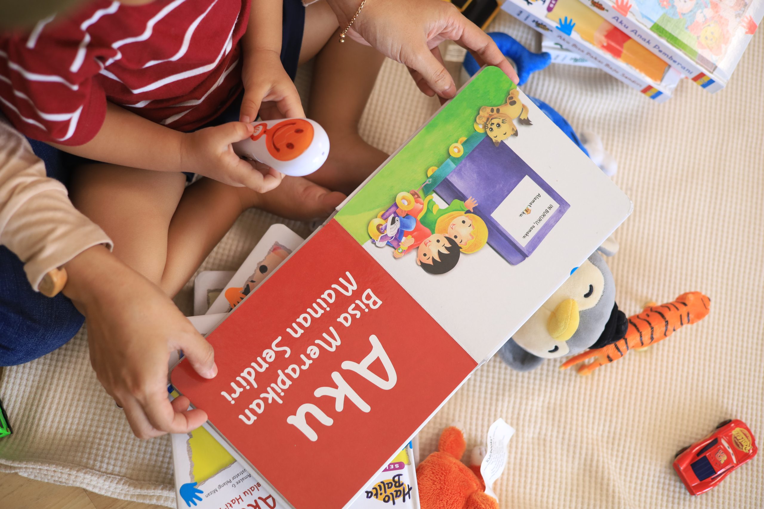 Membaca buku bersama anak