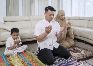 Keluarga islam beribadah